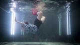 Vizuálně-pohybové představení Víta Neznala v obrovském akváriu s 12 000 litry vody se vrací od května na Jatka78